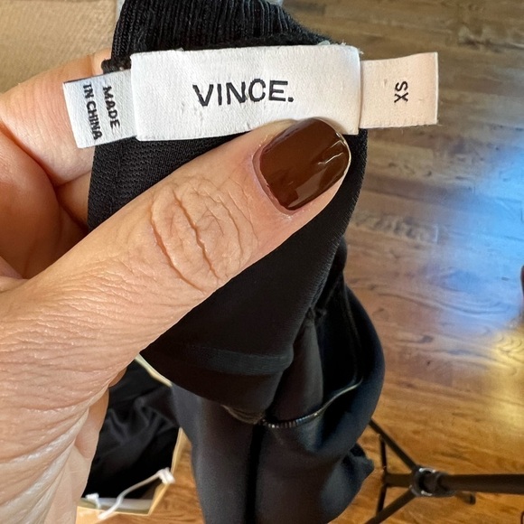 𝅺VINCE Black mock neck pleated sleeveless stretchy top size XS - Picture 2 of 8